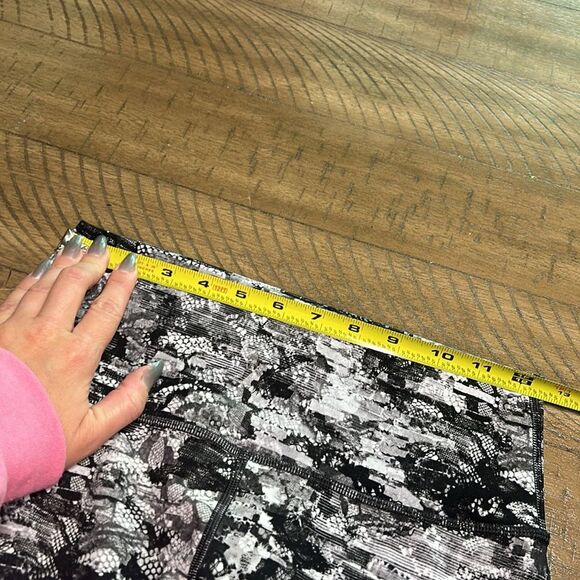 Lululemon cropped leggings size 6 - Picture 8 of 10